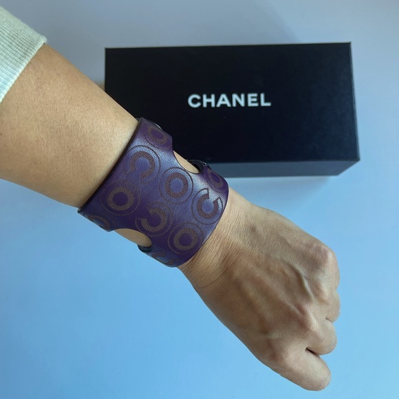 CHANEL | LOGO EMBOSSED LEATHER CUFF - NIB - Picture 1 of 8